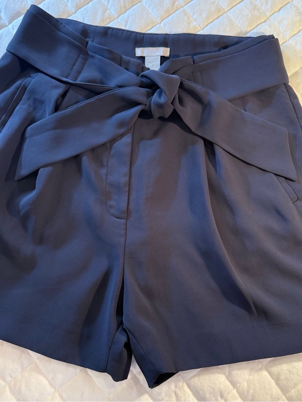 H&M High Waisted Tie Waist Pleated Shorts Navy Blue Women’s Size 8